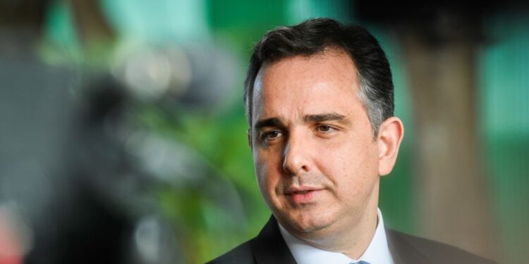 Presidente do Senado apresenta PEC para criminalizar porte de drogas em qualquer quantidade