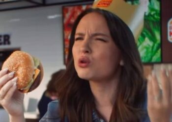 Larissa Manoela fatura R$ 2 milhões com propaganda autoirônica: “O dinheiro é meu”