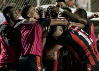 Em noite de “lei do ex”, Vitória encerra jejum, bate o Avaí e retoma liderança da Série B