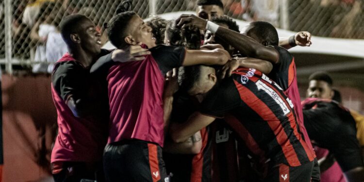Em noite de “lei do ex”, Vitória encerra jejum, bate o Avaí e retoma liderança da Série B