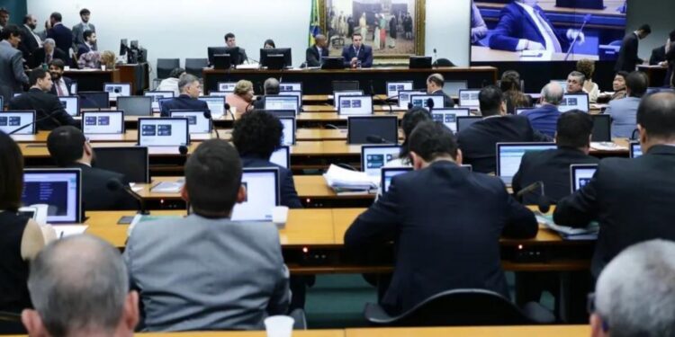 CCJ da Câmara aprova PEC que amplia imunidade tributária de igrejas, partidos e sindicatos