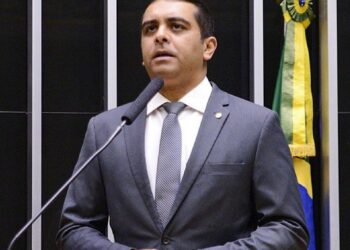 Deputado do PL falta ao enterro do próprio pai para presidir sessão de votação contra casamento homoafetivo