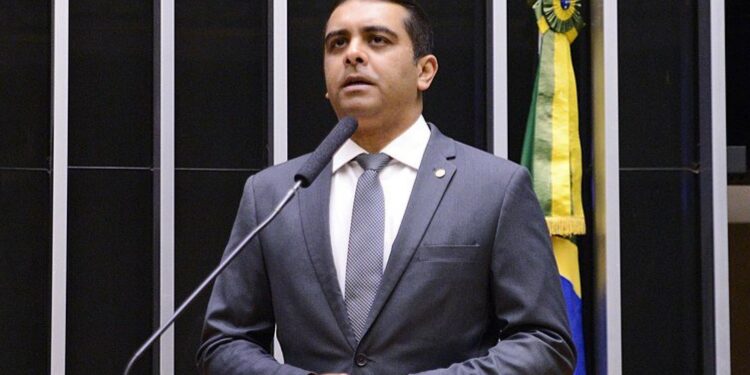 Deputado do PL falta ao enterro do próprio pai para presidir sessão de votação contra casamento homoafetivo
