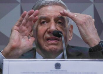 General Heleno se irrita com relatora e xinga na CPMI: “P… que o pariu”