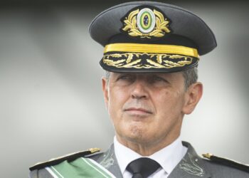 Comandante do Exército elogia almirante delatado por Mauro Cid: “Sempre foi uma pessoa honrada”
