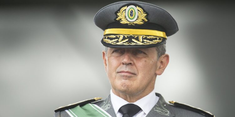 Comandante do Exército elogia almirante delatado por Mauro Cid: “Sempre foi uma pessoa honrada”