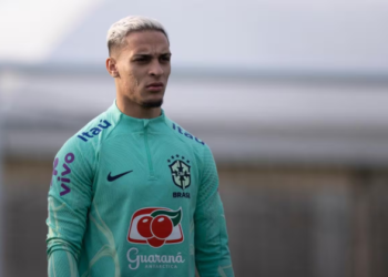 Manchester reintegra Antony em meio a acusações de agressão contra jogador