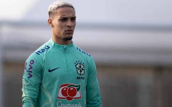 Manchester reintegra Antony em meio a acusações de agressão contra jogador