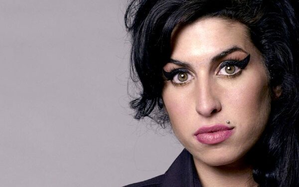‘Rehab’ é a música mais tocada de Amy Winehouse no Brasil, diz levantamento