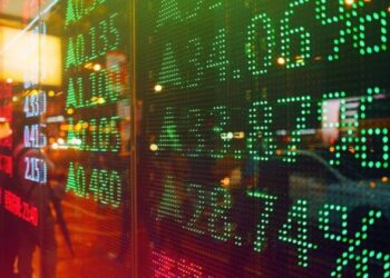 Bolsa dispara e dólar fica abaixo de R$ 4,90