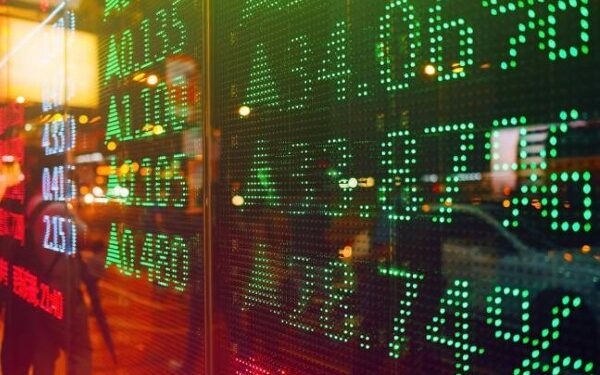 Bolsa dispara e dólar fica abaixo de R$ 4,90