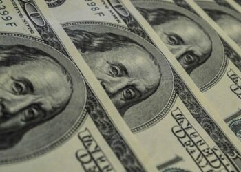 Dólar sobe e fecha o mês a R$ 4,95