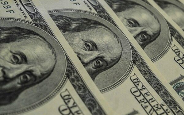 Dólar sobe e fecha o mês a R$ 4,95