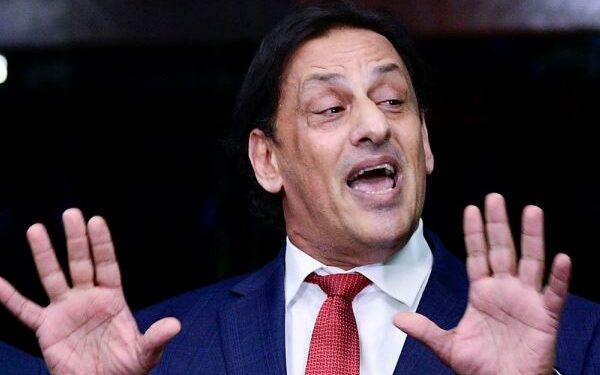 Após depor, Wassef diz que é vítima de perseguição