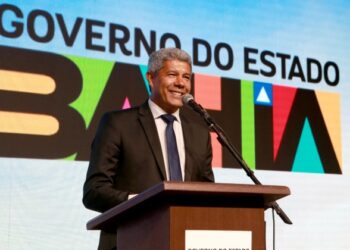 Jerônimo anuncia convocação de 1.145 professores e 200 coordenadores aprovados em concurso