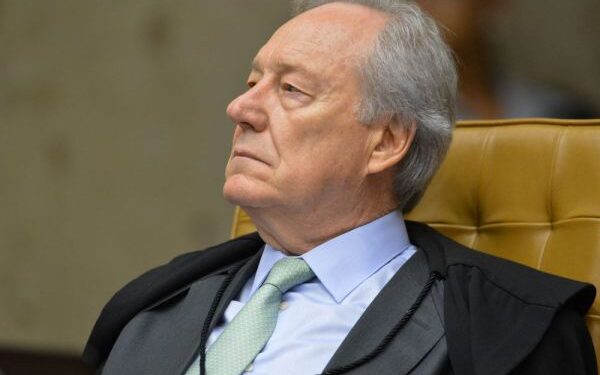 Lewandowski é oficializado como presidente do Observatório da Democracia