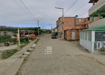 Mulher é morta a facadas na frente do filho de 11 anos em Massaranduba; companheiro é suspeito