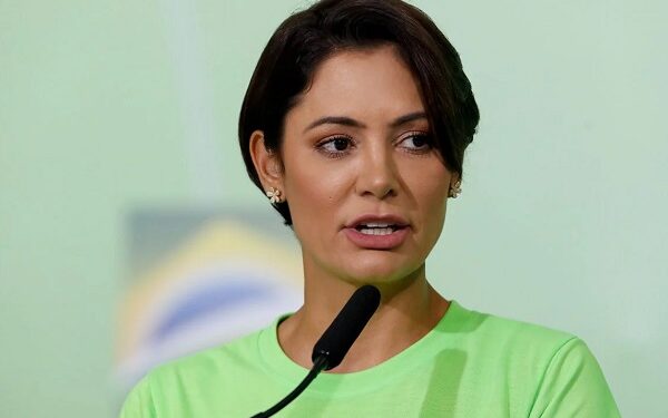 Após silêncio na PF, Michelle diz que pode falar ‘na esfera competente’