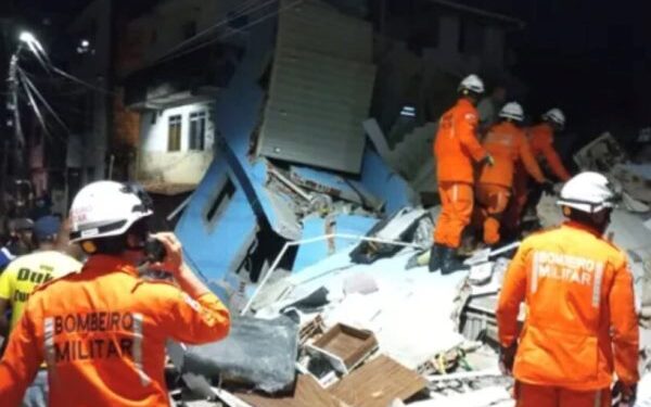 Prédio de três andares desaba na noite deste domingo na Baixa do Tubo