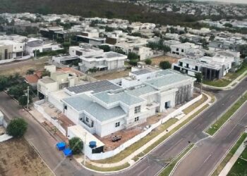 Empresa ligada a senador constrói casa de R$ 45 milhões