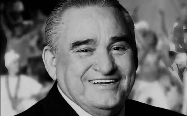 Jornalistas prestam homenagem a Raimundo Varela; confira