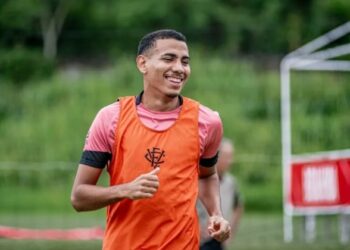 Vitória renova contrato com atacante Zé Hugo 2024