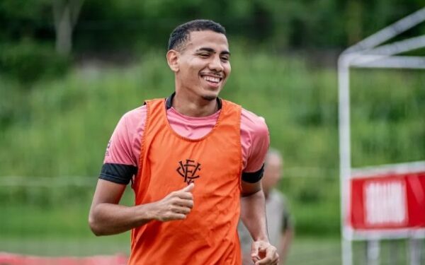 Vitória renova contrato com atacante Zé Hugo 2024