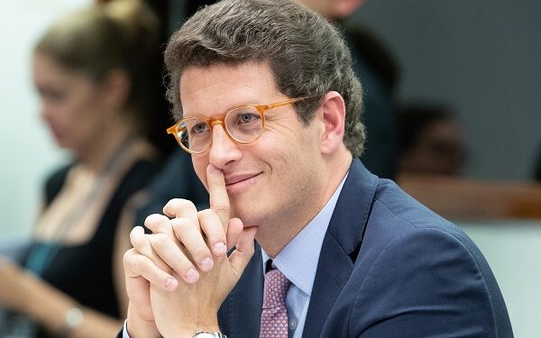 Comissão de Ética arquiva caso de ex-ministro Ricardo Salles, afirma coluna