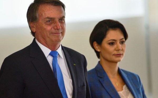 Após silenciarem, Michelle e Wajngarten cogitam mudar estratégia e falar à PF sobre joias