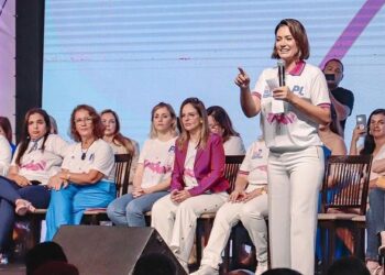 Postura ‘autocentrada’ de Michelle irrita filhos de Bolsonaro e cúpula do PL