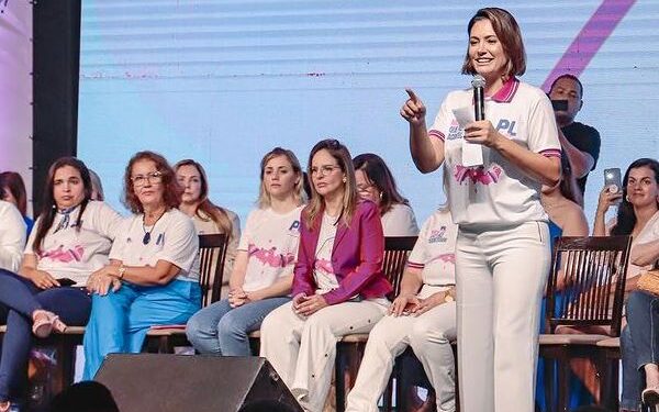 Postura ‘autocentrada’ de Michelle irrita filhos de Bolsonaro e cúpula do PL