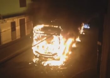 Bandidos atiram para interceptar ônibus; Salvador tem 3º coletivo incendiado em 12 dias