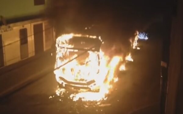 Bandidos atiram para interceptar ônibus; Salvador tem 3º coletivo incendiado em 12 dias