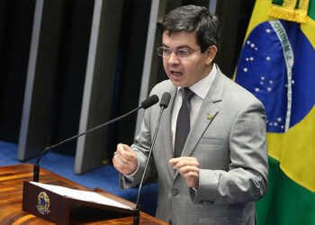 Randolfe Rodrigues: relatório da CPMI indiciará Jair Bolsonaro