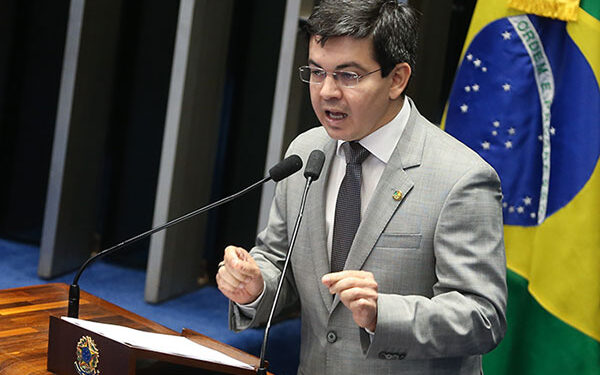 Randolfe Rodrigues: relatório da CPMI indiciará Jair Bolsonaro