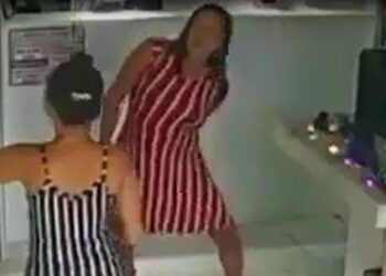 Mulher furta caixa de som e some com objeto debaixo do vestido