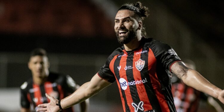 Dentro de casa, Vitória vence o Guarani e vê acesso cada vez mais próximo