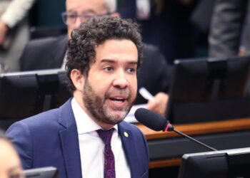 Em conversa vazada, André Janones diz que seu primo “quer roubar milhões”