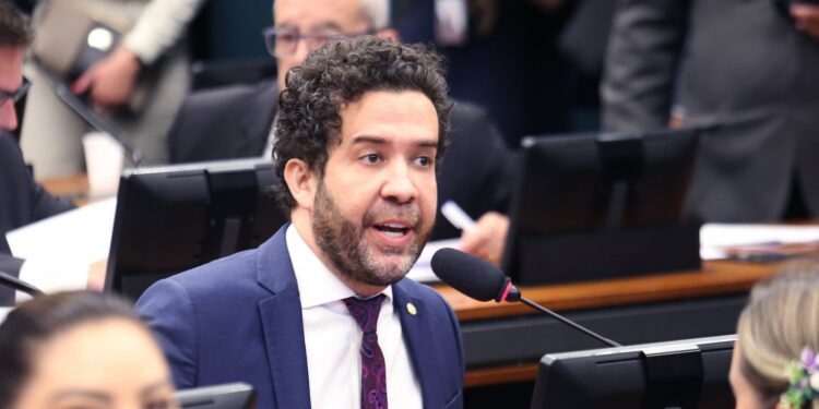 Em conversa vazada, André Janones diz que seu primo “quer roubar milhões”