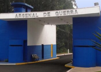 Polícia recupera, em área disputada pelo tráfico, 8 das 21 metralhadoras furtadas do Exército