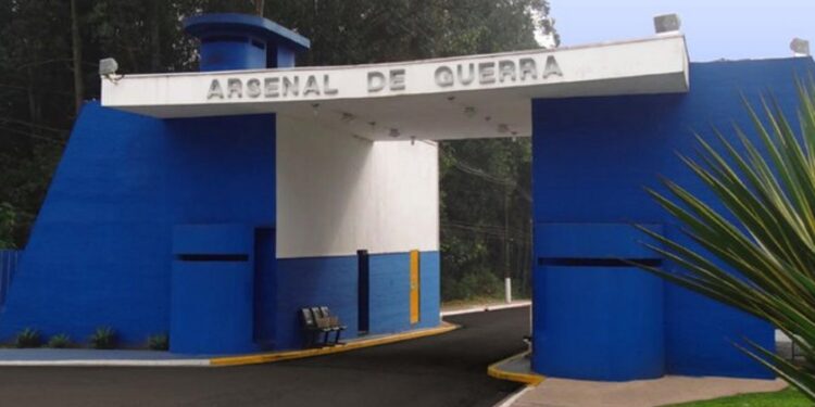 Polícia recupera, em área disputada pelo tráfico, 8 das 21 metralhadoras furtadas do Exército