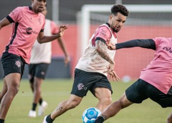 Para seguir isolado na ponta, Vitória encara o Sampaio Corrêa nesta sexta