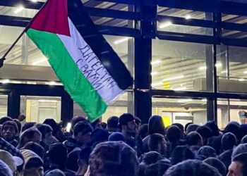 Grupo invade aeroporto na Rússia para barrar chegada de voo com israelenses no país