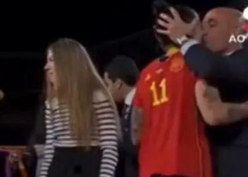 Fifa bane ex-presidente da Federação Espanhola por 3 anos após beijo forçado