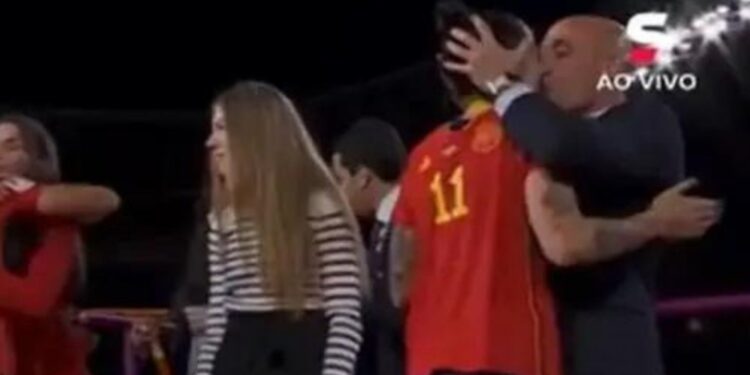 Fifa bane ex-presidente da Federação Espanhola por 3 anos após beijo forçado