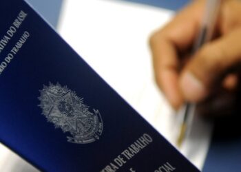 Desemprego cai para 7,7% no trimestre e número de ocupados no país bate recorde em setembro, diz IBGE