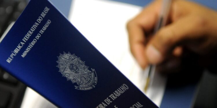 Desemprego cai para 7,7% no trimestre e número de ocupados no país bate recorde em setembro, diz IBGE