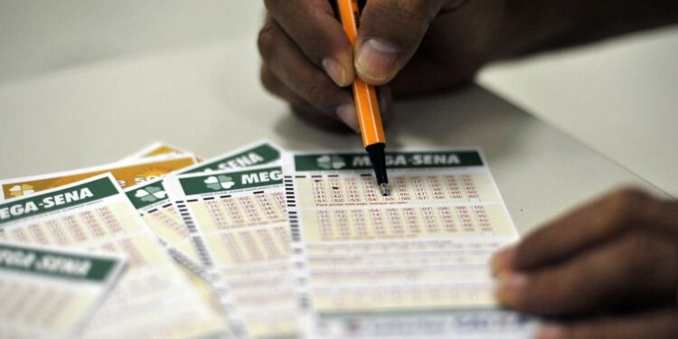 Com prêmio acumulado, Mega-Sena pode sortear R$ 105 milhões