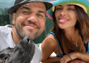 Mulher de Daniel Alves desiste de divórcio após jogador virar réu por estupro, diz TV espanhola