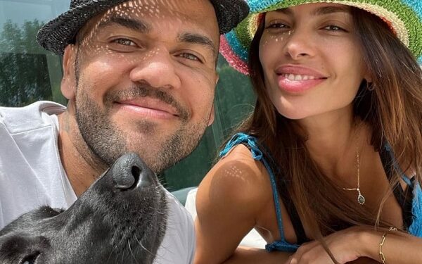 Mulher de Daniel Alves desiste de divórcio após jogador virar réu por estupro, diz TV espanhola